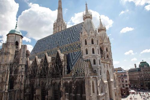 un gran edificio catedral con cielo en Pension Sacher - Apartments am Stephansplatz en Viena