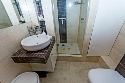 Kúpeľňa v ubytovaní Ascot - Neptun Park by OneApartments