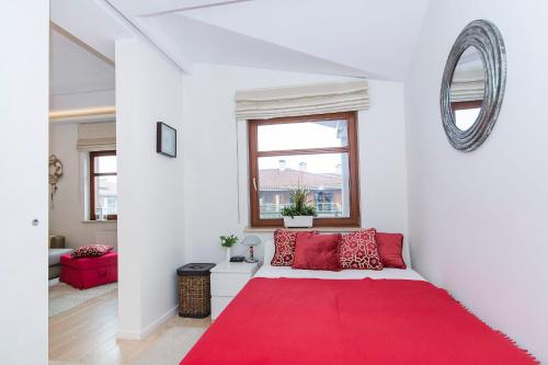 Posteľ alebo postele v izbe v ubytovaní Ascot - Neptun Park by OneApartments