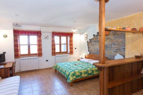 1 dormitorio con litera y 1 dormitorio con en Tourist farm Tonin, en Šmarje
