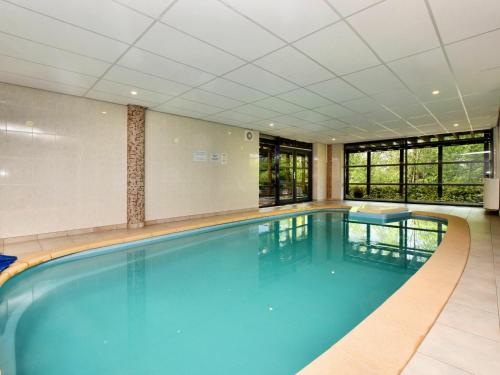 Bassein majutusasutuses Holiday home with indoor pool and sauna või selle lähedal