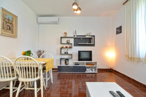 Kuchyňa alebo kuchynka v ubytovaní Apartment Pineta 1817