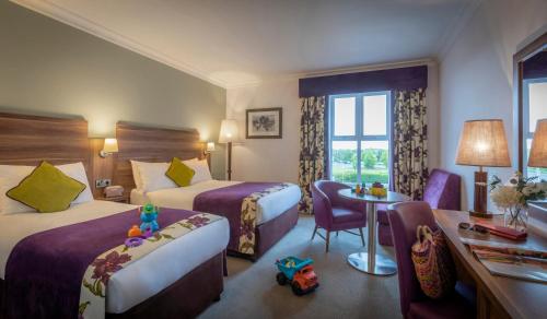 Postel nebo postele na pokoji v ubytování Maldron Hotel & Leisure Centre, Oranmore Galway