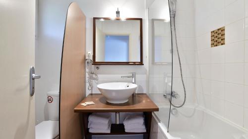 A bathroom at Vacancéole - Le Domaine du Château - La Rochelle / Île de Ré