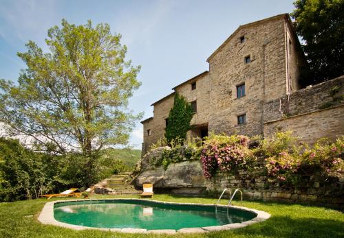 una piscina frente a un edificio en Agriturismo Biologico Castello Della Pieve, en Mercatello sul Metauro