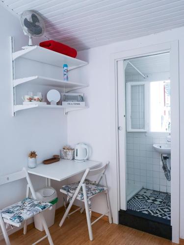 une petite cuisine avec une table et un évier dans l'établissement Tiny room Piran, à Piran