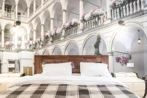sypialnia z dużym łóżkiem z kwiatami na ścianie w obiekcie Modern rus w Lwowie