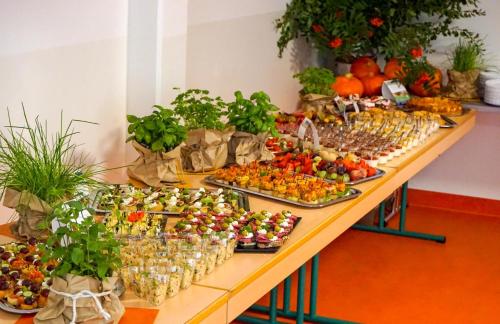 a long table filled with different types of fruits and vegetables at Gästehaus am Oberlausitzer Dreieck in Bertsdorf