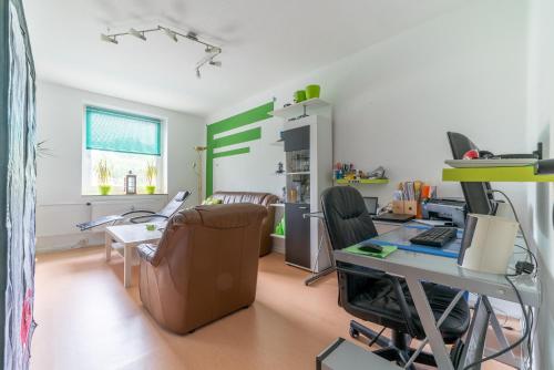 un bureau avec une chaise et un bureau avec un ordinateur dans l'établissement Private Apartment, à Hanovre