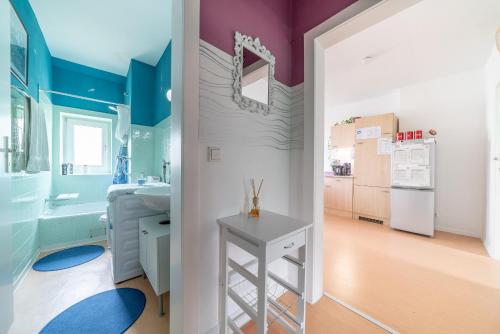 Habitación con baño con lavabo y encimera. en Private Apartment, en Hannover