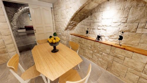 a dining room with a table with a bowl of fruit at HEMDAT NEFESH in Safed