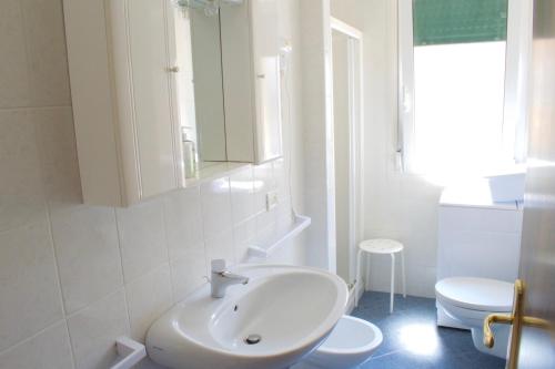 リド・ディ・イエゾロにある"La Fenice N. 2"の白いバスルーム(洗面台、トイレ付)