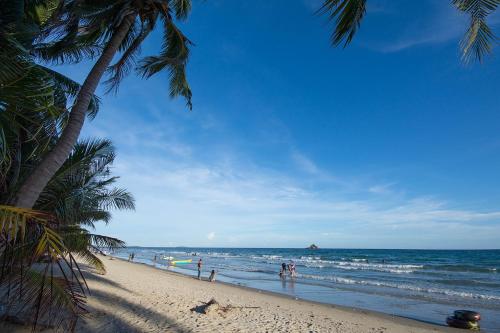 a beach with palm trees and the ocean at Grandbeach2 B52 By malai in Mae Pim