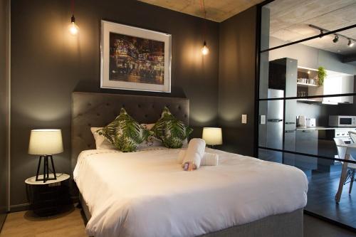 a bedroom with a large white bed in a room at Wex 1 Apartments in Cape Town