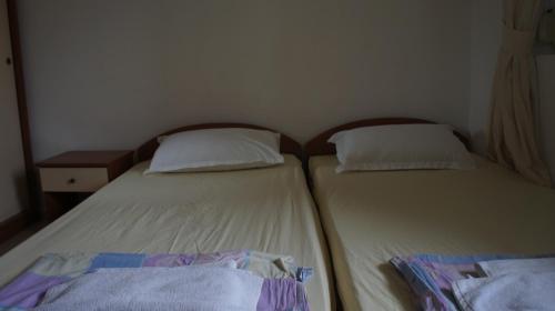 dos camas sentadas una al lado de la otra en una habitación en Bravo 5 Apartments, en Sunny Beach