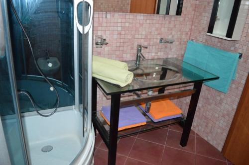 Kúpeľňa v ubytovaní Apartment in Vinišce with Balcony, Air condition, WIFI, Washing machine (4753-2)