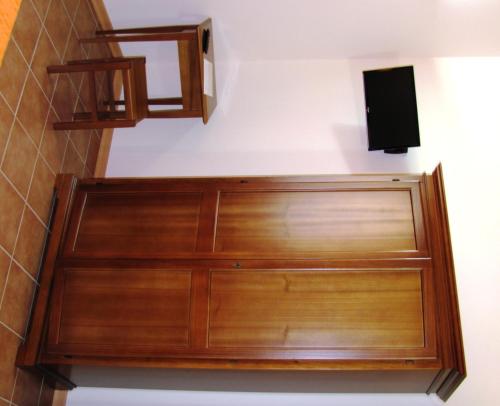 a room with a wooden door and a tv on the wall at Agriturismo Ai Laghi in Pocenia