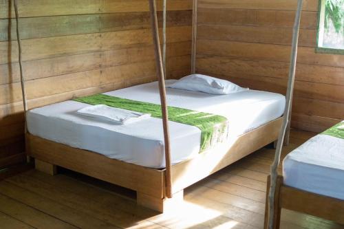 En eller flere senge i et værelse på Reserva Natural Natura Park