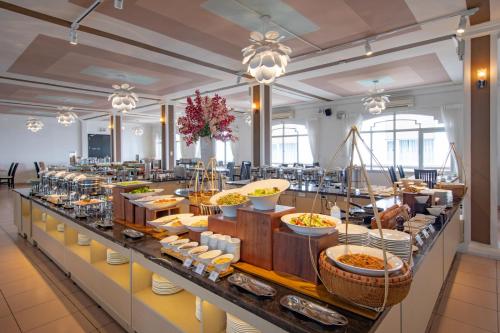 ein Buffet in einem Restaurant mit viel Essen in der Unterkunft Grandvrio City Danang By Route Inn Group in Đà Nẵng