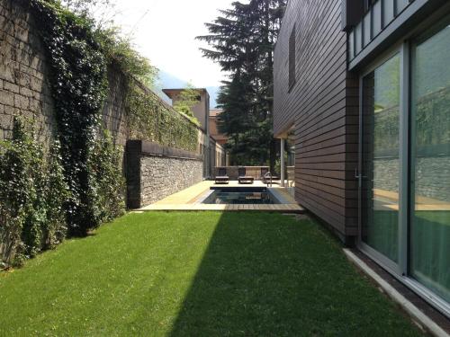 a yard with green grass next to a building at Casa Sull'Albero in Malgrate