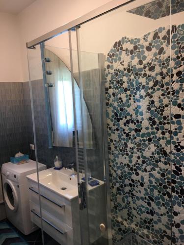 bagno con doccia, lavandino e servizi igienici di AppleCat a Roma