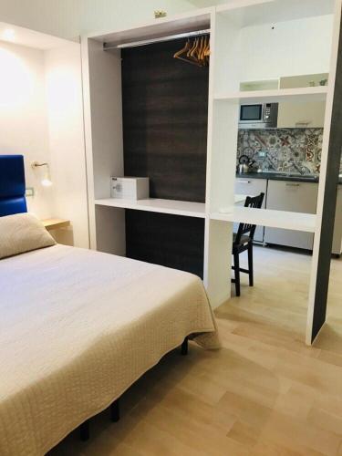 Una cama o camas en una habitación de IG-Tysandros Hotel Apartments