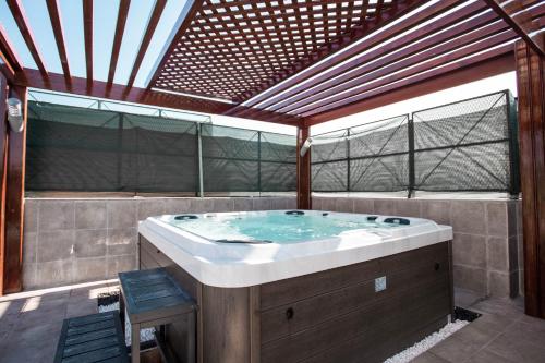 uma banheira de hidromassagem com bandeira americana em Aparthotel Les Oliviers Suites & Spa em Fez