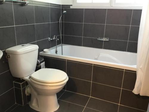 Salle de bains dans l'établissement Le Petit Pont