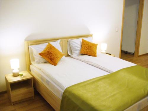 ヨシュカル・オラにあるMira Apartmentのベッドルーム1室(黄色い枕のベッド1台付)