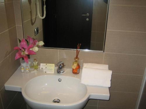 Ein Badezimmer in der Unterkunft Florida rooms - comfort Hotel
