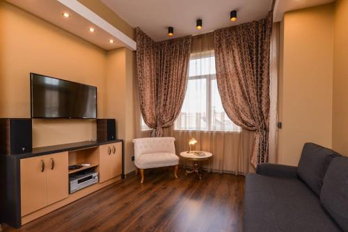 TV i/ili multimedijalni sistem u objektu Sofia Dream Apartments - Jazzy Two Bedroom Suite