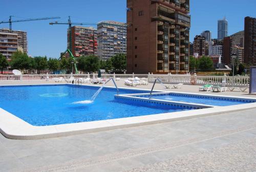 een zwembad met een fontein in een stad bij Gestión Inmobiliaria Carmona Rent in Benidorm