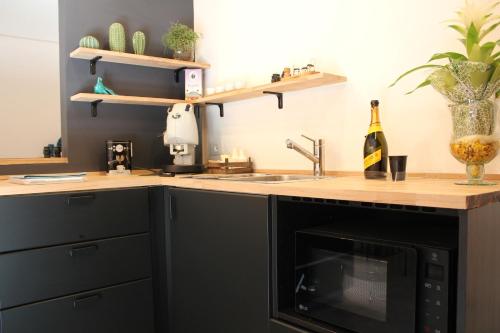 una cocina con fregadero y microondas en LA FINESTRA SUL PORTO, en Palermo