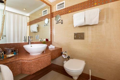 A bathroom at Golden Tulip Hotel Flamenco Cairo