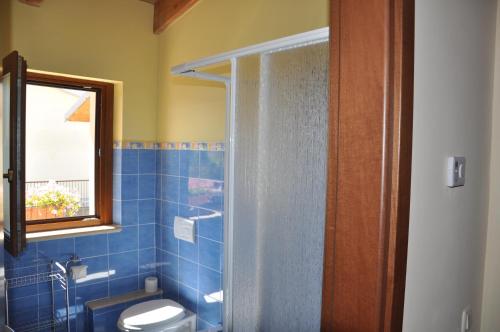 a bathroom with a shower with a toilet and a window at Bed and Breakfast Latteletto in Tortoreto Lido