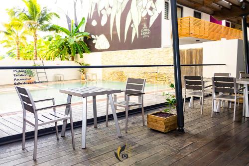 a table and chairs on a balcony with a table at Tulip Inn Sainte Clotilde, La Réunion in Saint-Denis