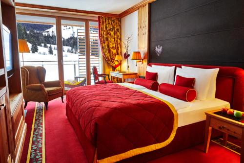 Ένα ή περισσότερα κρεβάτια σε δωμάτιο στο Kempinski Hotel Das Tirol