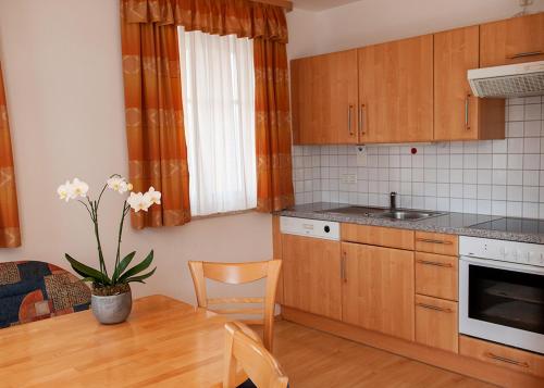 Una cocina o zona de cocina en Pension Hiesel-Villa Untersbergblick