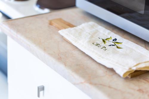 un comptoir de cuisine avec une serviette sur une table dans l'établissement White Coral, à Réthymnon