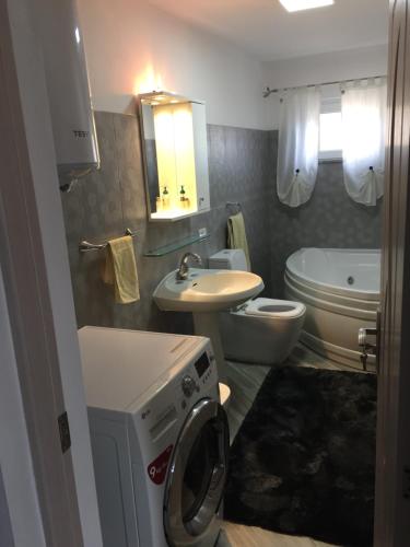 Ένα μπάνιο στο Apartamente Gildo 20