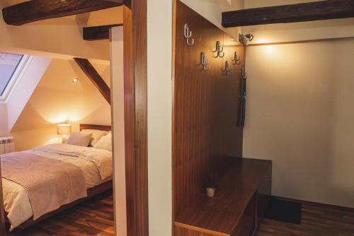 1 dormitorio con 1 cama y puerta a una habitación en SKOL apartment en Celje