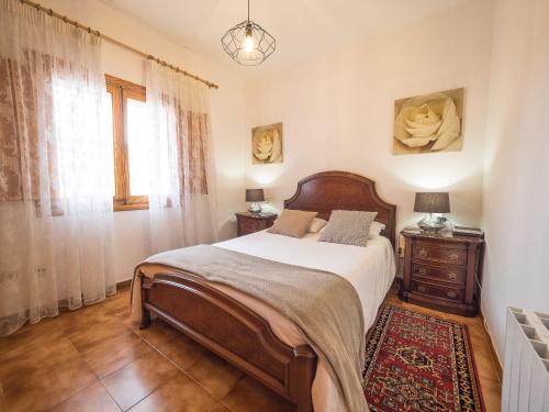 ein Schlafzimmer mit einem Bett und einem Fenster in der Unterkunft Bunyola in Bunyola