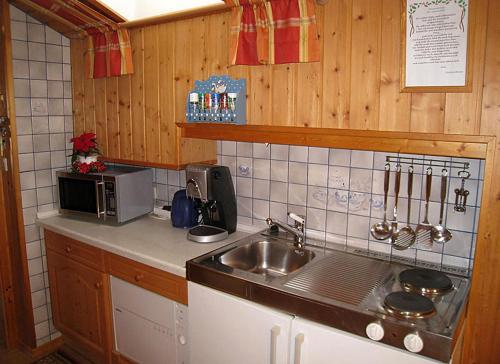 a kitchen with a sink and a microwave at Gästehaus Steiner in Tröpolach