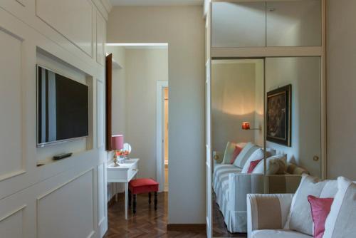 Cet appartement comprend une chambre avec un lit et une télévision. dans l'établissement L' Insolita, à Venturina Terme
