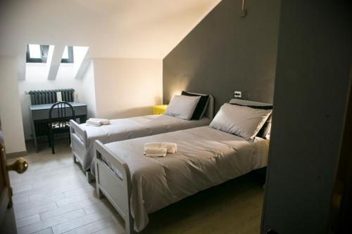 ein Schlafzimmer mit 2 Betten und Handtüchern darauf in der Unterkunft Lako Hostel in Capodimonte