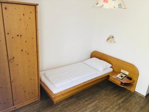 Una cama o camas en una habitación de Hotel Krone