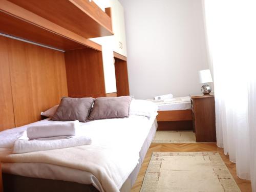 Postel nebo postele na pokoji v ubytování Two bedroom apartment Biser