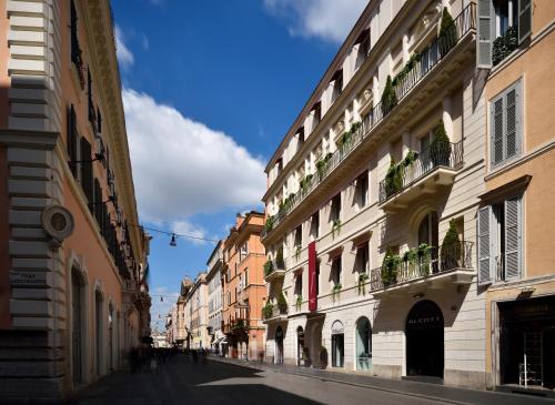 ローマにあるThe First Dolce - Preferred Hotels & Resortsの建物が立ち並ぶ街の空っぽの通り