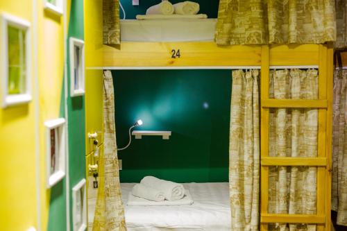 Łóżko lub łóżka piętrowe w pokoju w obiekcie Batumi Surf Hostel