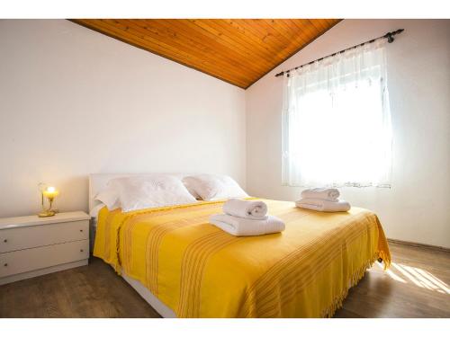 Tempat tidur dalam kamar di Apartment Goga's Retreat in Marina